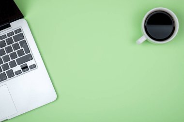 Ofis resepsiyon masası bilgisayar ile