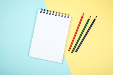 Boş yazı defteri renkli arka plan hakkında fikir edinmek için