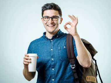 Stüdyo portre yakışıklı genç adamın sırt çantası ile