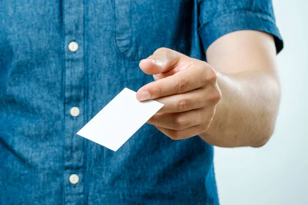 Hombre en jeans camisa mostrando blanco en blanco tarjeta de visita para que usted pueda — Foto de Stock