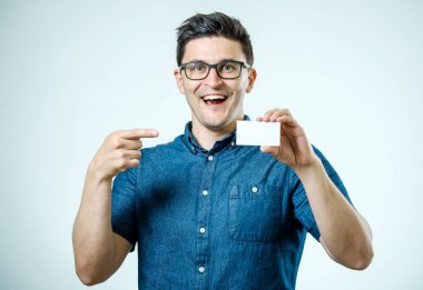 Genç adam boş kartvizit veya işareti gösterilen