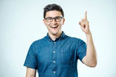 Yakışıklı gülümseyen sakallı adam uzağa işaret