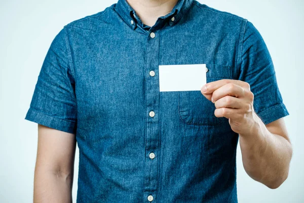 Adam beyaz boş iş kartı izole gösteren. Kart üzerinde odaklanmak