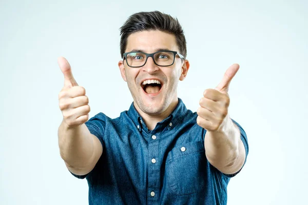 Giovane caucasico uomo con occhiali mostrando pollice su — Foto Stock
