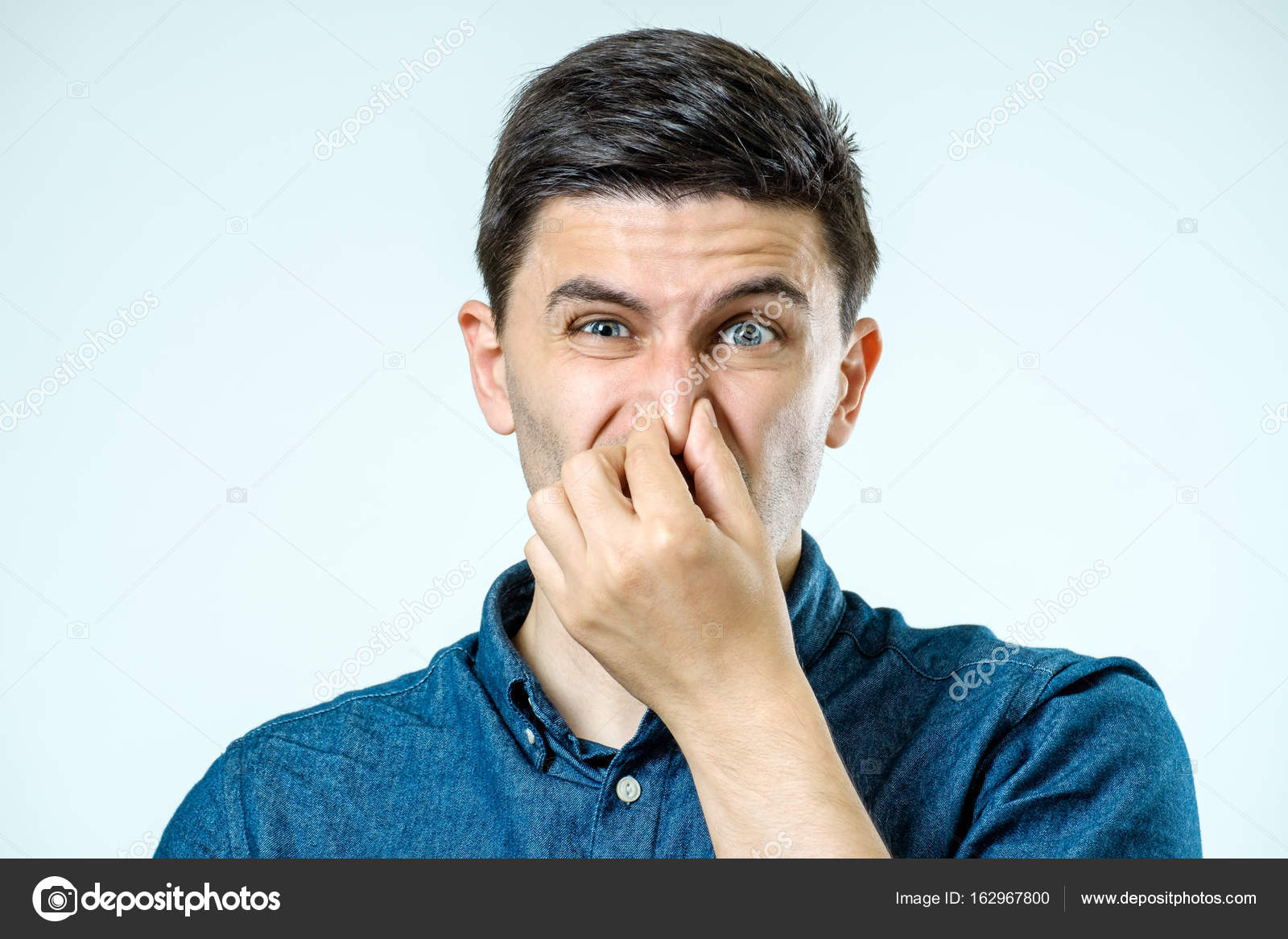 жесты лжи. если случайно поднести руку к носику. девушка вытирает рот. сморкается в платок. закрыл нос руками.