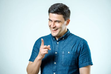 Yakışıklı çekici. Giyim gülümseyen yakışıklı genç adam