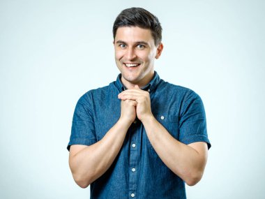 Yakışıklı çekici. Giyim gülümseyen yakışıklı genç adam