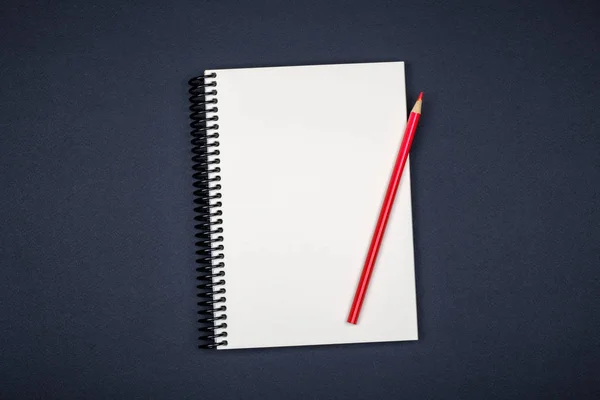 Draufsicht auf geöffnetes Spiralblanko-Notizbuch auf buntem Schreibtisch — Stockfoto