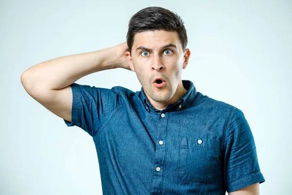 Sürpriz ifade ile beyaz adam