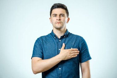 Genç adam elini göğsüne izole