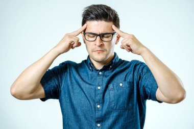 İzole baş ağrısı ile sinirli adam