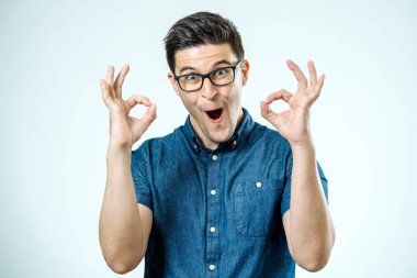 Yakışıklı adam ok işaret gösteren kot gömlek