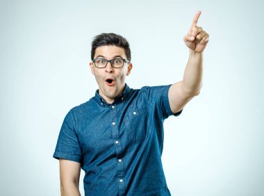 Portre bir heyecanlı mutlu adam işaret parmak uzakta kopya, sp