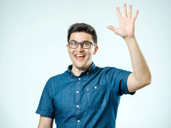 Giovane uomo che fa cinque gesti alti — Foto Stock