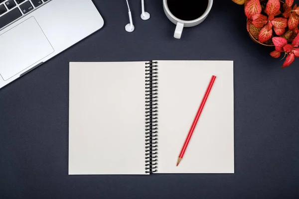 Mesa de escritório moderna com laptop e página de notebook em branco — Fotografia de Stock