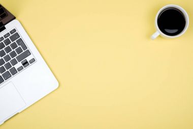 Ofis resepsiyon masası bilgisayar ile