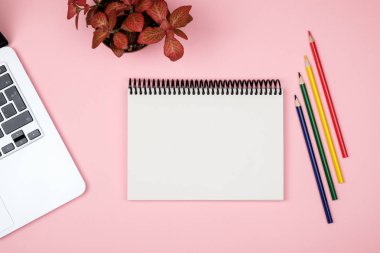 Renkli ofis resepsiyon masası ekipman ile