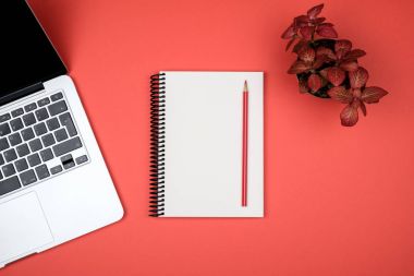 Modern ofis resepsiyon masası ile bilgisayar, boş defter sayfası ve 