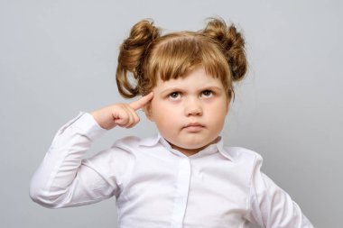 düşünceli küçük kız portresi