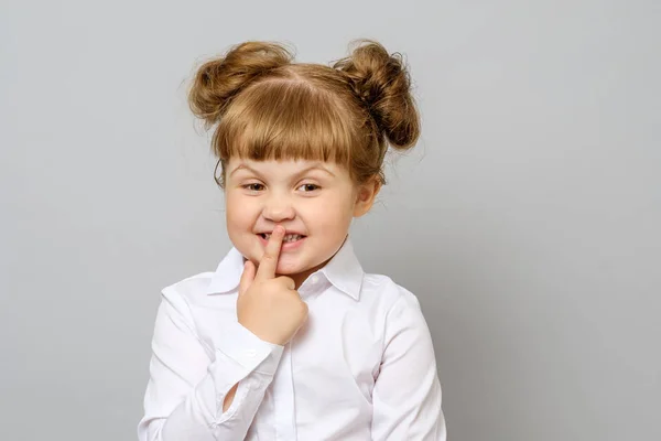 Ragazza che si copre la bocca con il dito — Foto Stock