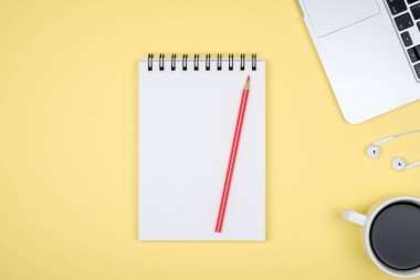 Dizüstü bilgisayar ve boş not defteri en az çalışma alanı