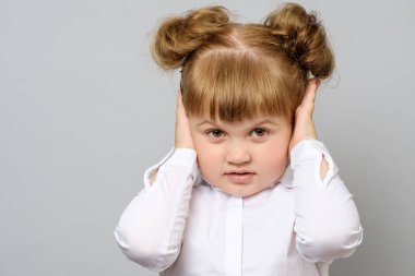 Kulaklarını kapsayan hayal kırıklığına kız