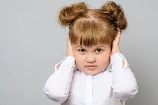 Deluso bambina che si copre le orecchie — Foto Stock