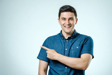 Yakışıklı gülümseyen sakallı adam uzağa işaret