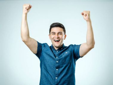 Mutlu genç adam ellerini yükselterek portresi