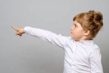 Uzağa işaret neşeli küçük kız