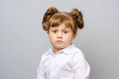 düşünceli küçük kız portresi