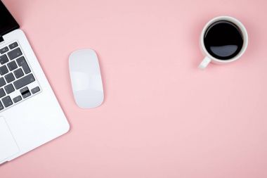 Bilgisayarlı ofis masası. Kopyalama alanı olan üst görünüm