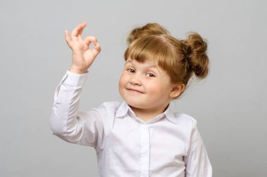 Ok işaret gösteren güzel küçük kız