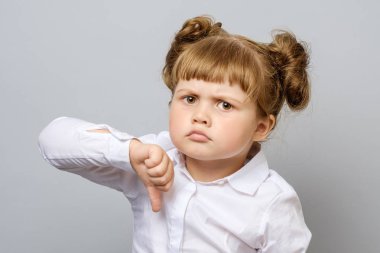 Başparmak aşağı gösterilen mutsuz kız