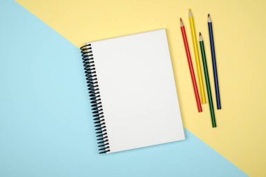 Boş yazı defteri renkli arka plan hakkında fikir edinmek için
