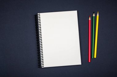 Renkli masa üzerinde açık sarmal boş defter Üstten Görünüm