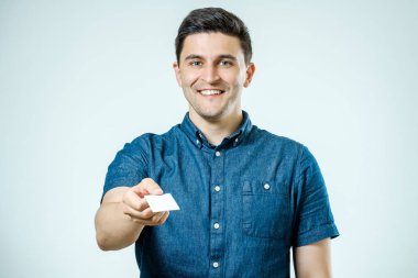 Genç adam boş kartvizit veya işareti gösterilen
