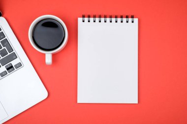 Tasarımcı Ofis Masası boş defter sayfası ve dizüstü bilgisayar ile