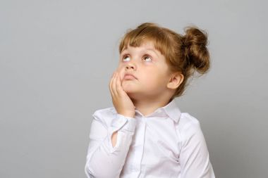 düşünceli küçük kız portresi