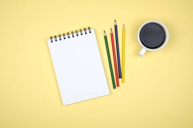 Boş yazı defteri renkli arka plan hakkında fikir edinmek için