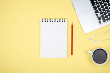 Modern ofis resepsiyon masası dizüstü bilgisayar ve boş defter sayfası