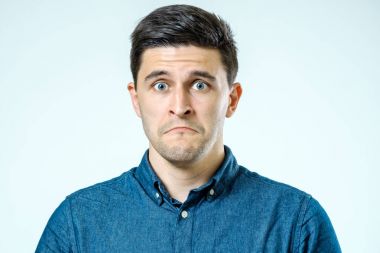 Çok üzücü, hayal kırıklığına uğramış bir adam portresi portre