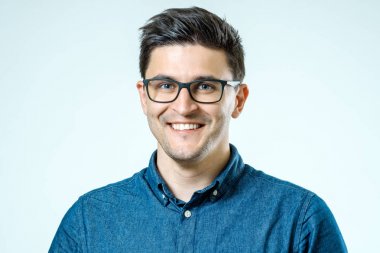 Kameraya gülümseyen yakışıklı adam portresi