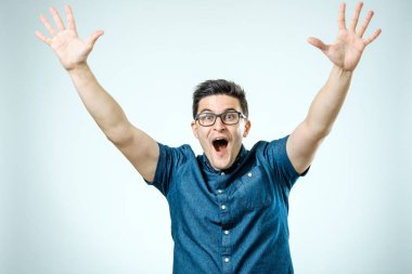 Mutlu genç adam ellerini yükselterek portresi