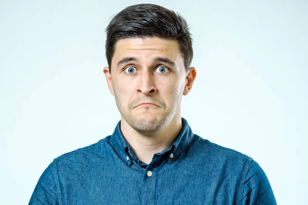 Çok üzücü, hayal kırıklığına uğramış bir adam portresi portre