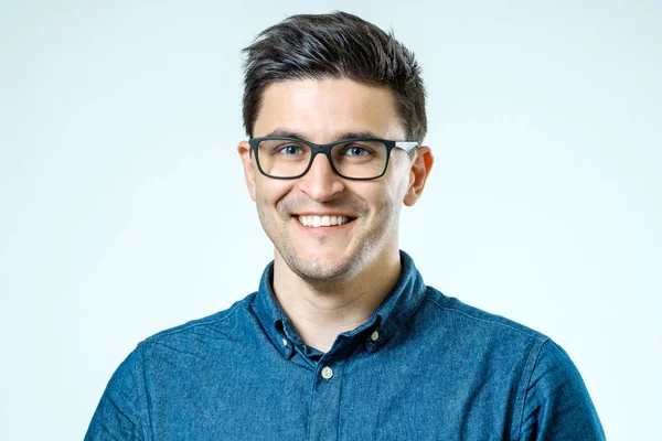 Kameraya gülümseyen yakışıklı adam portresi