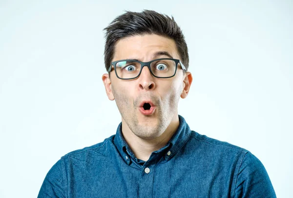 Homem caucasiano com expressão surpresa — Fotografia de Stock