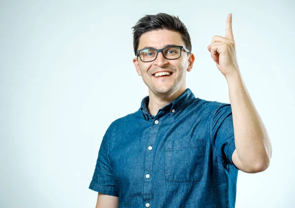 Porträt eines aufgeregten, glücklichen Mannes, der mit dem Finger auf Kopie zeigt sp — Stockfoto