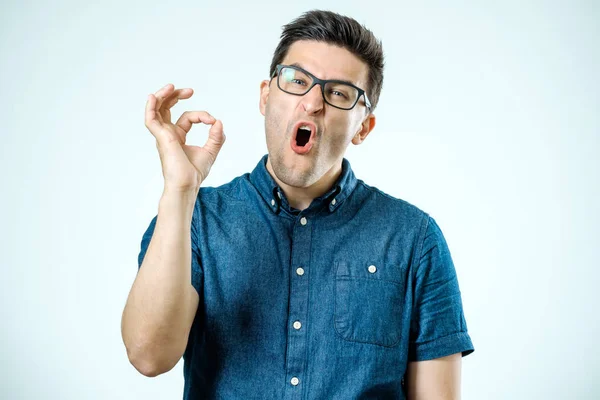 Schöner Mann in Jeanshemd mit Ok-Zeichen — Stockfoto