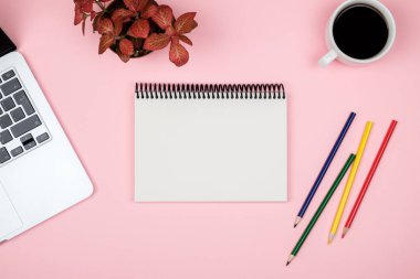 Modern ofis resepsiyon masası dizüstü bilgisayar ve boş defter sayfası